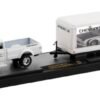(Pre-venta) M2 Machines 1970 Chevrolet C60 Truck + Chevrolet Camaro IROC-Z (Chevrolet Diorama)